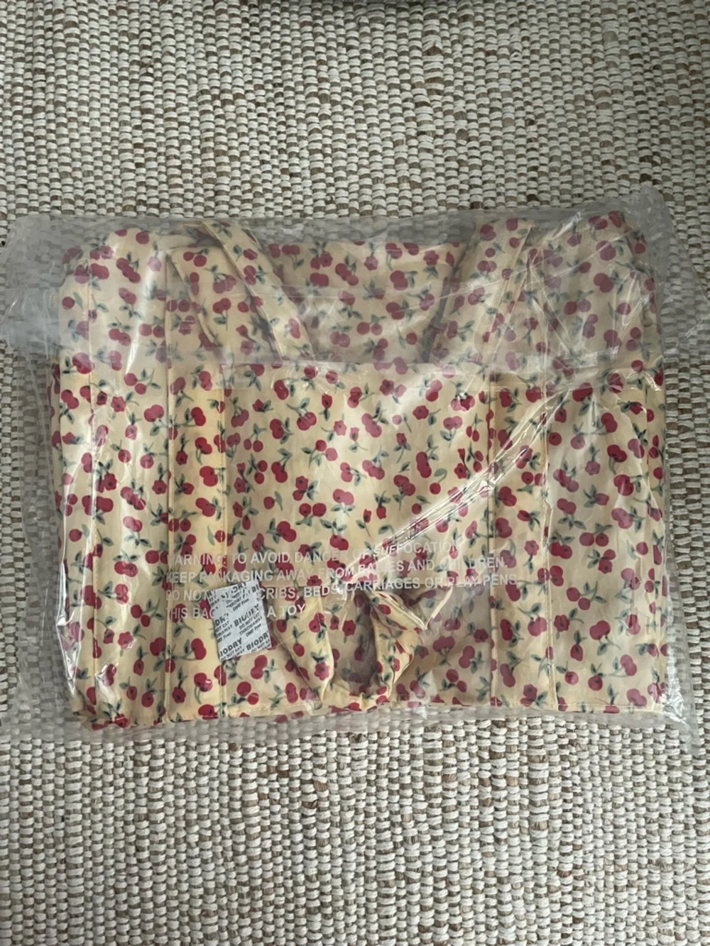 BAGGU Small Cloud Carry-On Bag Cherry Land - Picture 3 of 3